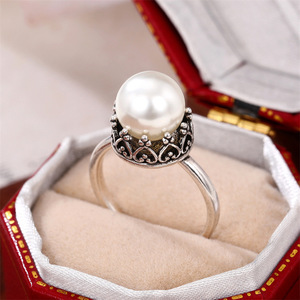 Anello Stile Barocco, Gioiello da Dito Semplice ed Elegante per Donne, Design con Accenti Bianchi - Product Image 6