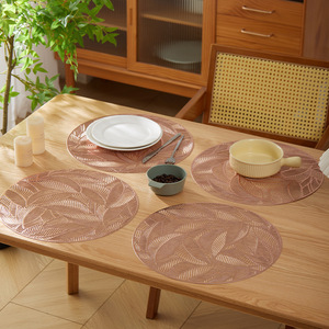 Mantel individual redondo de PVC con diseño de hojas, color oro rosa, aislante del calor, para la mesa del comedor. - Product Image 1