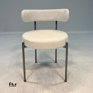 Chaise de salle à manger rembourrée en bouclette personnalisable, pieds en métal mat foncé, vente en gros pour projets hôteliers - Product Image 1