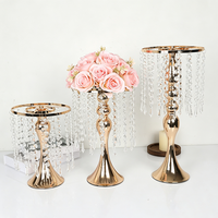 Décoration florale de table pour réception, support à fleurs en métal doré avec perles de cristal suspendues