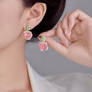 Pendientes de Botón de Alta Gama Estilo Palacio Francés con Microincrustaciones Geométricas de Circonia Dorada para Mujer, Elegantes y de Moda, Industria Pesada - Product Image 5