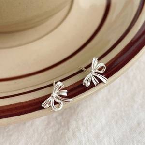 Boucles d'oreilles spirales à nœud papillon, design simple et atmosphérique avec une petite personnalité et un tempérament <span class=keywords><strong>pour</strong></span> les ongles, les os et les oreilles - Product Image 1