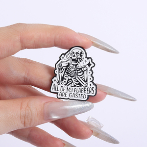 Totalement effrayé émail broches drôle Halloween crâne boire café broches revers Badge bijoux cadeaux en gros en vrac - Product Image 4