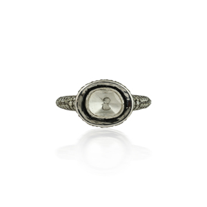 แหวนโอวัลเพชรดิบ (โพลกี้) ประดับด้วยโอเวอร์แฮโล่ ทำจากทองคำสีเหลืองและเงินออกซิไดซ์ ดีไซน์หรูหราโดดเด่นด้วยเพชรดิบทรงโอวัลตรงกลาง - Product Image 3