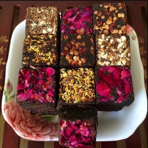 Tisane saine faite à la main 7 saveurs-Sucre brun naturel Roses séchées Dates Gingembre Cubes Goji Emballage individuel Boîte brute traitée - Product Image 1