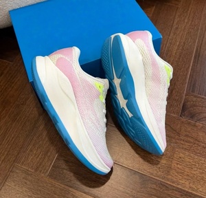 รองเท้าวิ่งผู้หญิง HOKAS รุ่น Powder Soft Evening Gradient ระบายอากาศได้ดี พื้นรองเท้าหนา น้ำหนักเบา เหมาะสำหรับการฝึกซ้อมมาราธอน - Product Image 6
