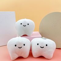 Pendentif de sac à dents créatif et original en forme de brosse à dents, avec visage souriant rose en peluche, porte-clés dentifrice en fibre de polyester