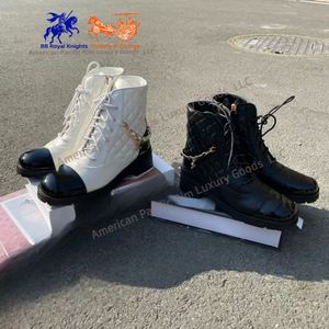 รองเท้าบูทส้นหนาแบบแพลตฟอร์มสำหรับผู้หญิง CC 2025 รองเท้าผู้หญิงสำหรับฤดูใบไม้ร่วงและฤดูหนาว รองเท้าบูทหุ้มข้อทรงกลมแบบผูกเชือก ส้นสูง เซ็กซี่ - Product Image 1