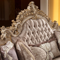 Canapé classique sculpté, élégant canapé doré, ensemble table et chaise, style français, salon, meubles en bois, canapé de luxe