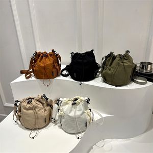 Nuevo Casual y Simple 2025 de moda de nailon estilo de viaje versión coreana bandolera cubo bolso de un solo hombro <span class=keywords><strong>para</strong></span> mujeres con sorteos - Product Image 4