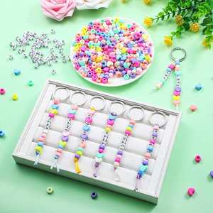 Kit de fabrication de bijoux DIY en gros, kit de fabrication de porte-clés ajustables avec lettres pour filles, kit de fabrication DIY, kit de perles acryliques 26 lettres - Product Image 2
