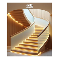 Escalier en colimaçon intérieur pour appartements, design moderne avec garde-corps en verre et bois, circulaire avec marches et éclairage