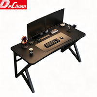 Table de jeu robuste à pieds inclinés avec grand plateau noir et support latéral pour tour PC