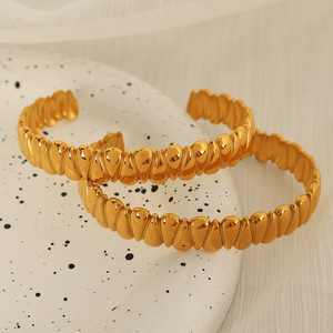 Brazalete de Moda en Acero de Titanio Chapado en Oro, Diseño en Forma de C Ajustable, Exquisito Diseño de Gota, Joyería Unisex - Product Image 2