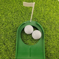 Tapis de putting de golf avec coupes et drapeaux réglementaires pour l'entraînement en intérieur