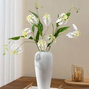 Fleur artificielle de lys Gloriosa à trois têtes en soie, idéale pour la décoration intérieure et les accessoires de photographie de mariage - Product Image 4