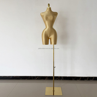 Mannequin féminin de mode, courbes généreuses, hanches larges, style brésilien, buste doré, grande taille, sur pied, pour présentation de vêtements en vitrine