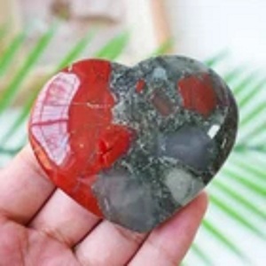 Piedra de la Paz de Corazón Abultado de Heliotropita Africana Pulida Natural, Tallada a Mano, de Cristal de Seftonita, Piedra de Bolsillo para Reiki y Chakras - Product Image 1