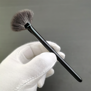 Pinceau de maquillage multifonctionnel en forme d'éventail à haute brillance pour éclaircir le visage - Product Image 1