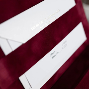 Elegante Scatola per Inviti di Nozze in Velluto Bordeaux con Stampa in Lamina d'Oro e Nappa per Feste di Gala e Fidanzamento - Product Image 2