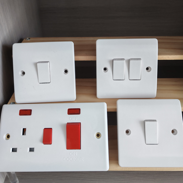 One Opening 13A Dual Multifunctional Three Hole Southeast Africa Switch Panel with British Standard Rubberwood Switch