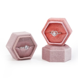 YaNeng - Caja de Joyería Hexagonal de Terciopelo de Lujo Vintage con Logotipo Personalizado, Cierre de Hebilla, Embalaje para Anillos Dobles, Modelo YN-H2024014 - Product Image 1