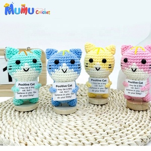 Muñeco de Ganchillo de Gatito Positivo para Apoyo Emocional con Tarjeta, Hecho a Mano de Algodón Leche, Compañero de Escritorio, Regalo Personalizado, Venta al por Mayor, OEM, ODM - Product Image 5