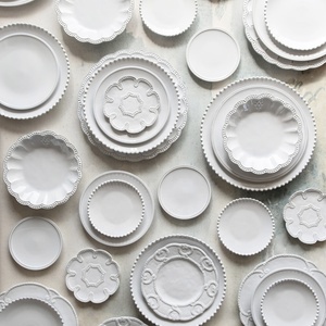 Assiette de service blanche délicate avec bord festonné et motif perlé en relief, service de vaisselle en porcelaine, ensemble d'assiettes en céramique - Product Image 1