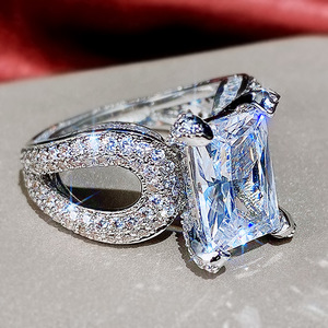 Anello scintillante quadrato a quattro punte per donna, elegante gioiello da dito alla moda - Product Image 1