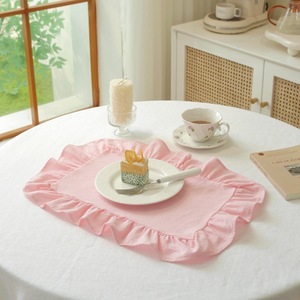 Tovagliette Plissettate di Lusso in Cotone Lavato, Eleganti Sottopiatti Rosa e Bianchi per Pranzo - Product Image 5