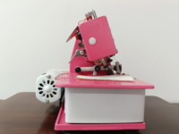 Machine à coudre surjeteuse mécanique à lit plat FN2-4D, état neuf, adaptée à un usage domestique et aux travaux de surjetage industriels.