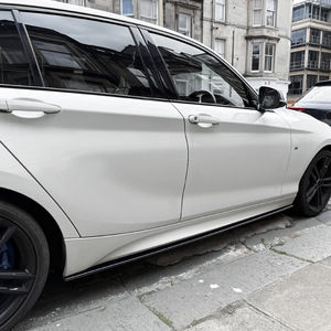 สเกิร์ตข้าง BMW ซีรีส์ 1 F20 F21 M Sport ลายคาร์บอนไฟเบอร์ สีดำเงา ปี 2011-2019 ชุดแต่ง ABS - Product Image 1