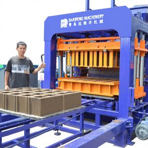 Usine de blocs de sable de l'usine de Qt10-15 Machine à blocs de cendres volantes Ligne de production de briques de pavage colorées en béton avec convoyeur - Product Image 1