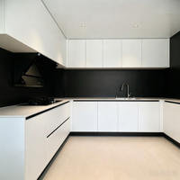 Cuisine moderne modulaire de luxe avec plan de travail en bois et quartz artificiel, finition acrylique pour appartement