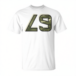 T-shirt promotionnel blanc avec numéros camouflage 67, design inversé et orienté vers l'arrière - Product Image 2