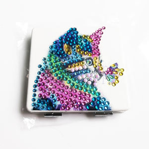 Miroir pliant double face pour femmes en gros bricolage complet <span class=keywords><strong>diamant</strong></span> <span class=keywords><strong>broderie</strong></span> dessin animé motif tissu petite taille pour bureau à domicile - Product Image 3