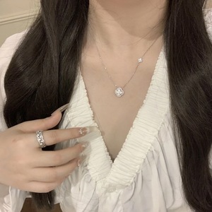 Collana in <span class=keywords><strong>Acciaio</strong></span> al Titanio con Zirconi a Forma di Quadrifoglio |   Collana con Ciondolo a Fiore Asimmetrico Placcato Argento per Donna, Idea Regalo - Product Image 4