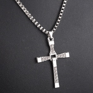 Collana con Croce di Strass del Personaggio Dominic Toretto dei Film <span class=keywords><strong>Fast</strong></span> <span class=keywords><strong>and</strong></span> <span class=keywords><strong>Furious</strong></span>, Ciondolo in Cristallo, Gioielli da Uomo - Product Image 1