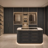 Dressing en cuir avec organisateurs recouverts de cuir, étagères de présentation et îlot central pour un rangement personnalisé