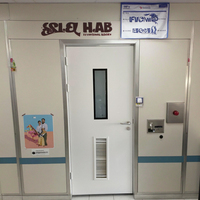 Porte battante moderne à isolation thermique de type push-pull en acier alvéolaire composite pour usage intérieur (écoles, hôpitaux, ateliers)