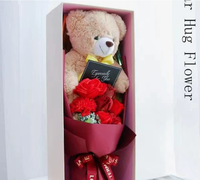 Bouquet de roses artificielles tendance avec ours en peluche, idéal pour la Saint-Valentin et la Fête des Mères, en boîte florale