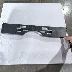 กรอบป้ายทะเบียนหน้าโตโยต้า 2016 Es200 52114-33450 แบบฝัง ระยะห่างรู 200 มม. - Product Image 2