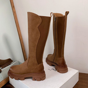 Les talons hauts unisexes fabriqués en Chine pour l'automne et l'hiver se vendent bien. Chaussures en cuir de vache de haute qualité, confortables et de créateur - Product Image 2