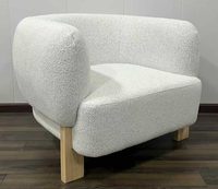 Fauteuil d'appoint moderne en velours avec structure en bois massif, assise moelleuse et dossier large, idéal pour le salon