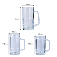 Chopes à bière empilables en verre transparent avec poignée ergonomique, idéales pour la restauration, les restaurants et les cantines (achat en gros)