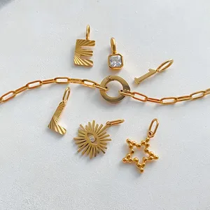 สร้อยข้อมือ EManco DIY แบบหลายจี้ ดีไซน์คลาสสิก ของขวัญสำหรับผู้หญิง ทำจากสแตนเลสสตีล สีทอง ไม่ลอก ปรับขนาดได้ พร้อมจี้ตัวอักษร ดาว และดวงตาป้องกันภัย - Product Image 3