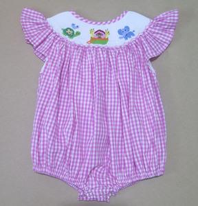 Combinaison pour bébé fille en coton premium rose à carreaux, faite à la main, avec manches bouffantes à volants et motif animalier - Product Image 1