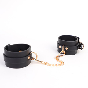 Menottes en cuir Black Wolf avec chaîne noire et or, accessoires de bondage pour adultes, domination passionnée - Product Image 3