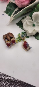 Les boucles d'oreilles sont ornées de pierres rouges sculptées et de pierres bleues serties dans un cadre doré, orné de petites pierres blanches. - Product Image 4