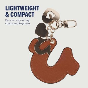 Breloque de sac en forme de fer à cheval gaufré avec pendentif cœur et détail logo, finition dorée, couleur cognac - Product Image 5